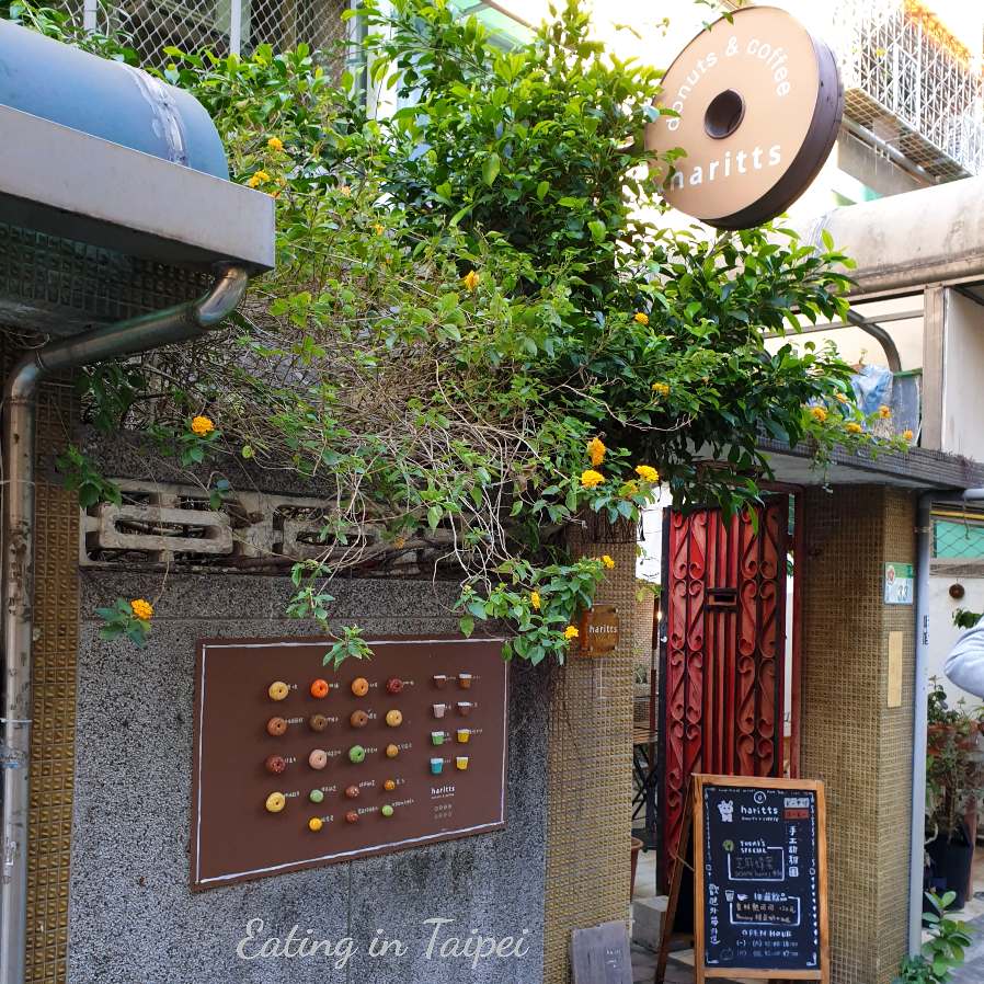 Harrits Donuts - They have a daily specials board outside. It has daily special donuts and also drinks on it, too.